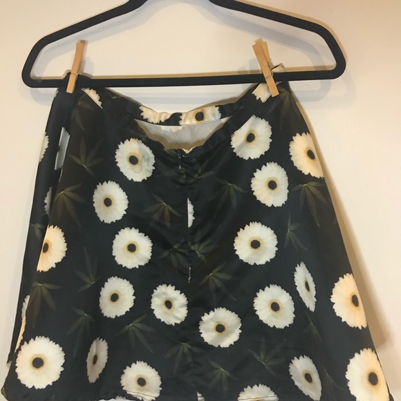 Pot and Daisy Circle Skirt - Picture 3 of 4